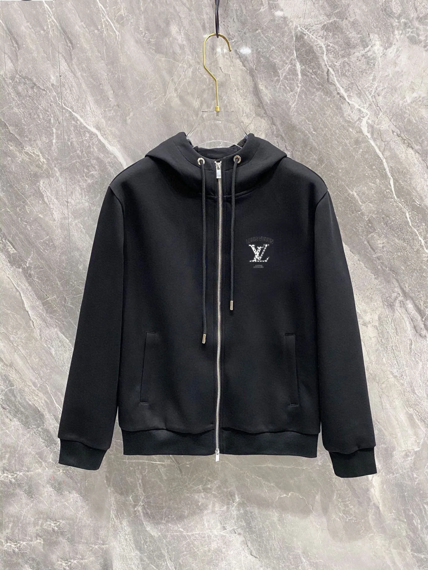 🅿️420 [LV Louis Vuitton] (Fat Man Gospel) hot-selling suit is coming. Focus on the original version of the official website. 2025 new hot-selling cardigan sweater suit. The original order is the best. 🇭🇰The meticulous work of top designers is dedicated to a fitting and perfect upper body effect. All-natural high-quality Roman cotton 100%, close-fitting comfort, noble and elegant! Original hardware embodies elegance and nobility! Counter size: M-5XL (maximum wear up to 220 pounds)
